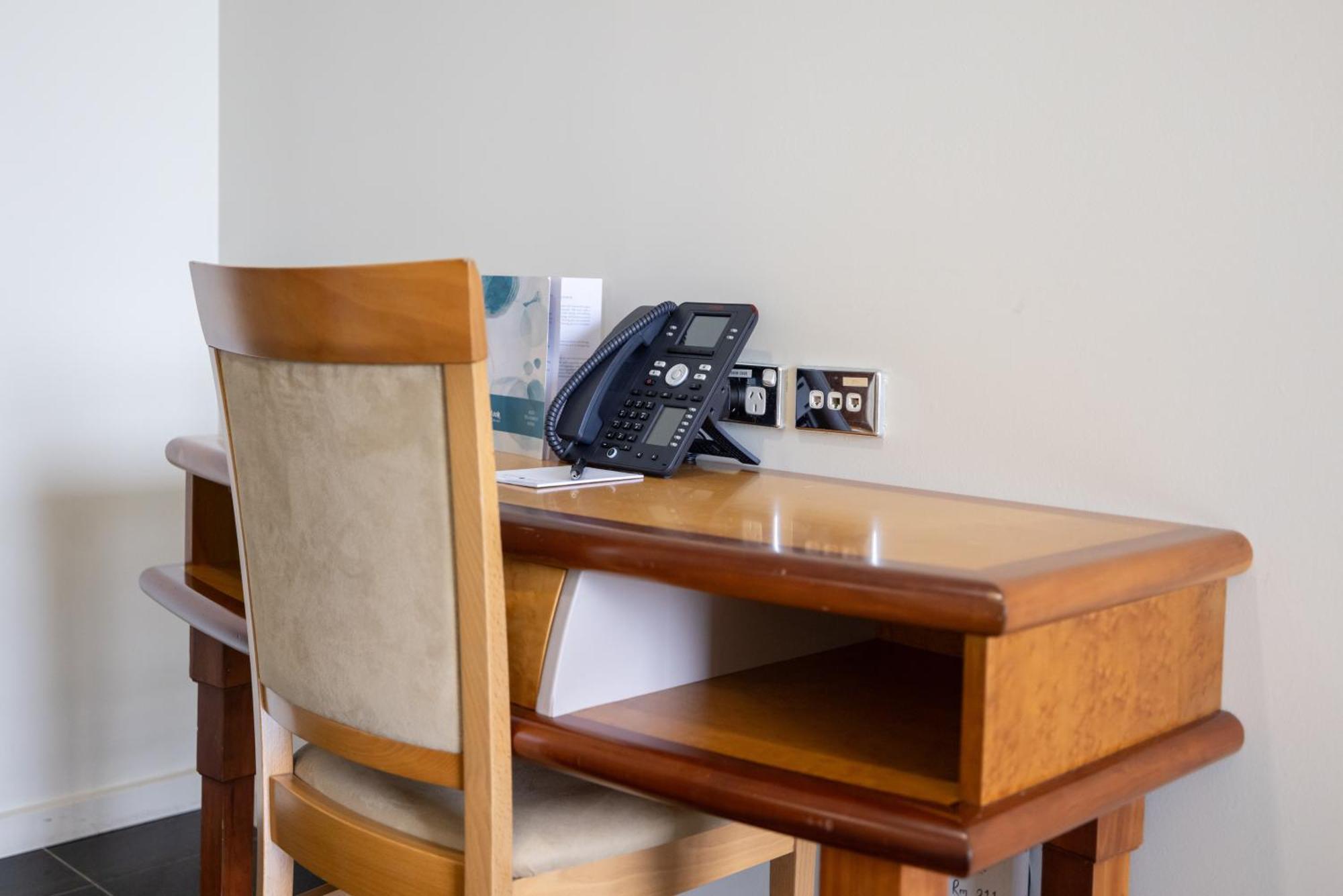 名迪海滩赌场及度假村 达尔文 外观 照片 A desk with a telephone