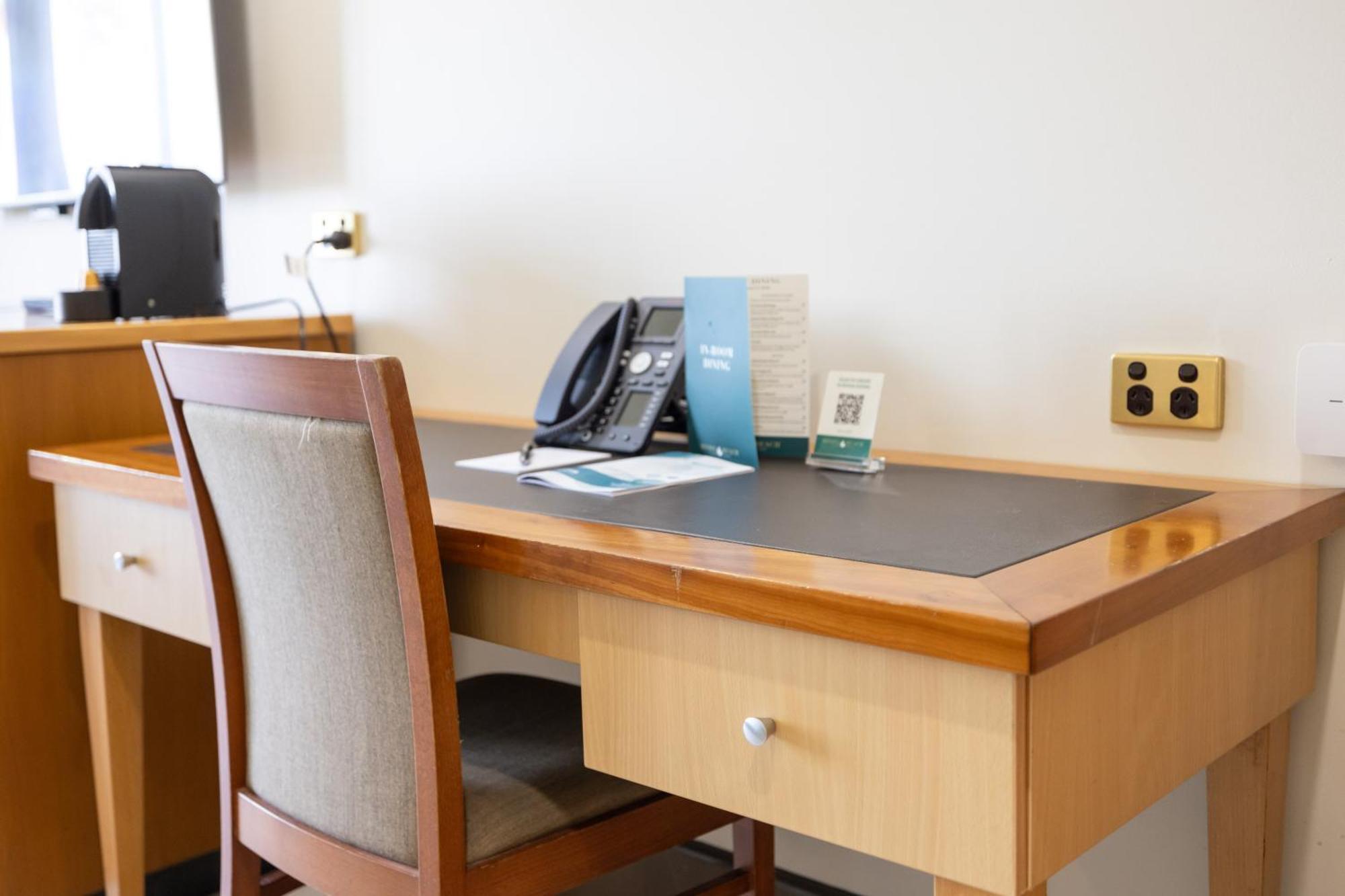 名迪海滩赌场及度假村 达尔文 外观 照片 A desk with a telephone