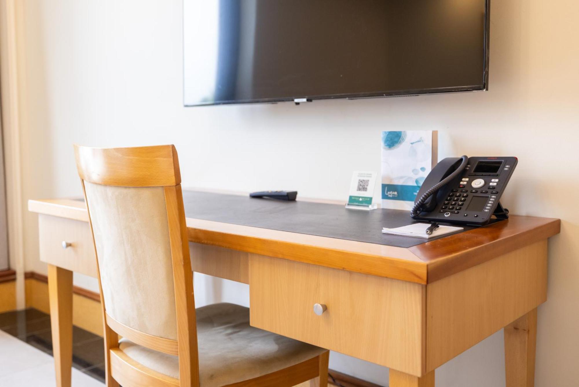 名迪海滩赌场及度假村 达尔文 外观 照片 A desk with a chair