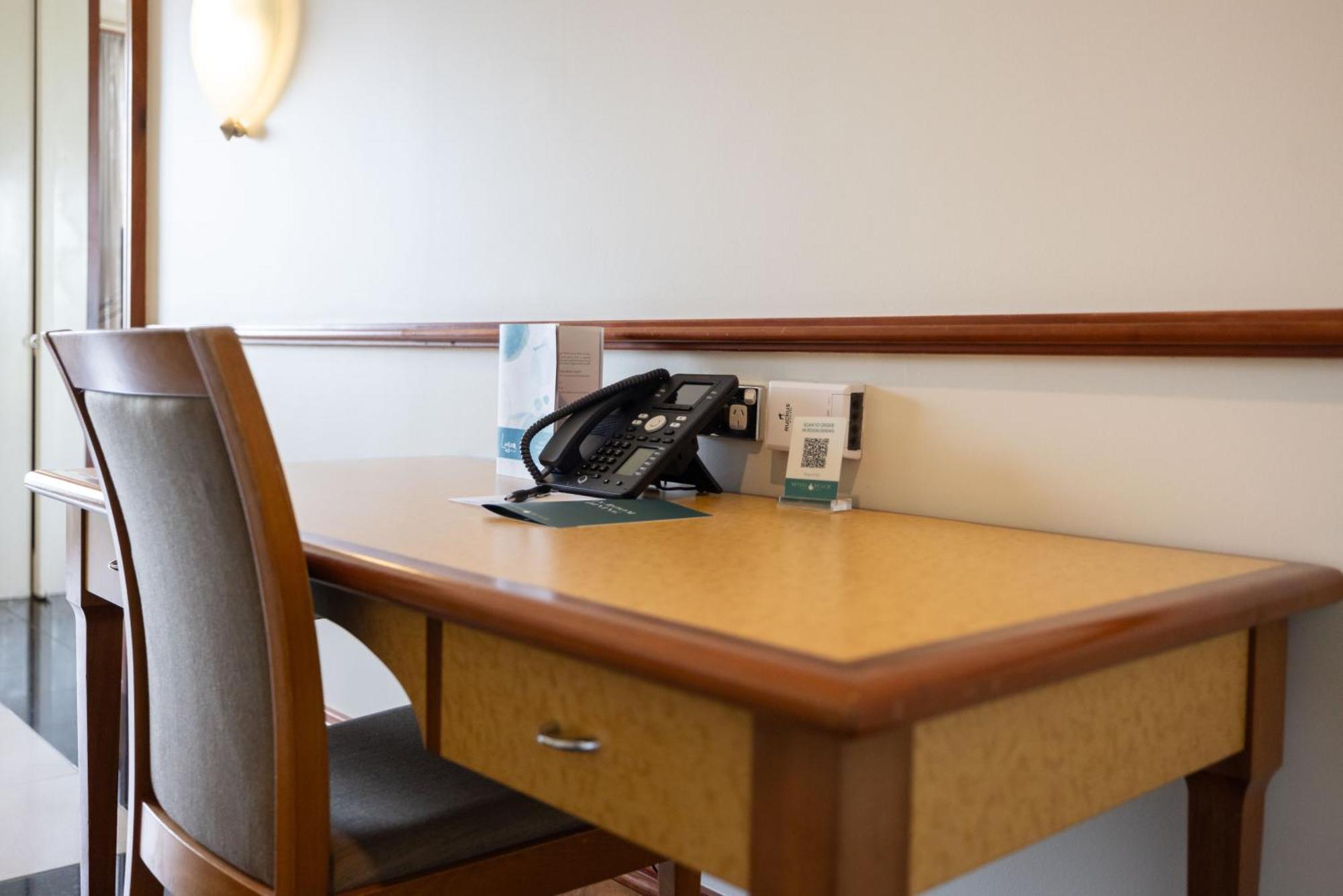 名迪海滩赌场及度假村 达尔文 外观 照片 A desk with a telephone