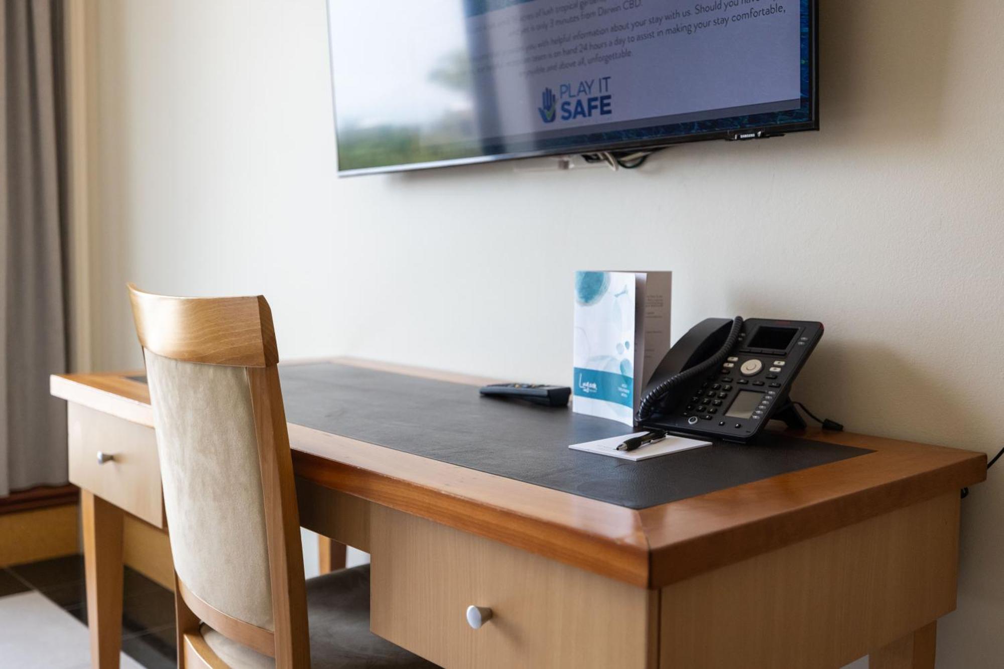 名迪海滩赌场及度假村 达尔文 外观 照片 A hotel room with a TV and telephone